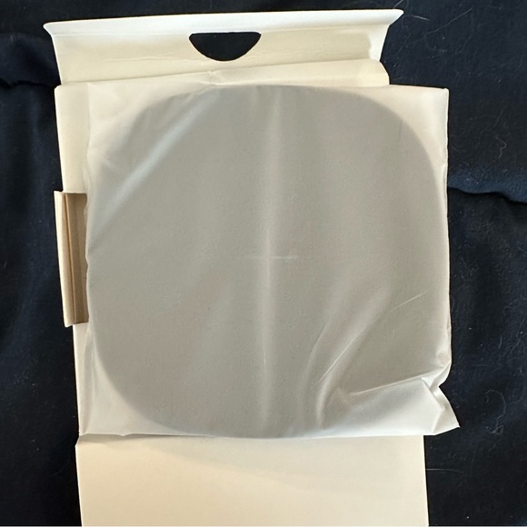 Wireless Charger - 10W charge speed - Picture 2 of 3